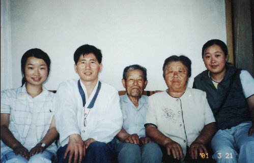 2000년 7월 심호수 선생을 찾아갔을 때 사진 가운데 시민기자 곁에 노부부가 심호수 선생과 부인이고 연변대 조선어문학부 학생들이다.
