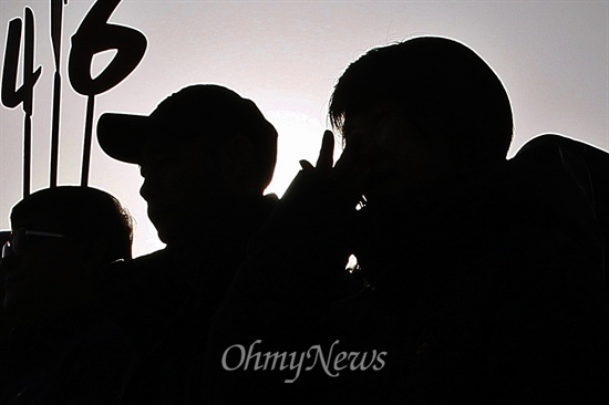 세월호 참사 1주기를 한 달 앞둔 16일, 기자회견 도중, 실종자 허다윤(단원고)양의 어머니 박은미(오른쪽)씨가 눈물을 훔치고 있다.