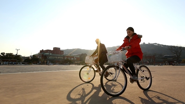 수원이와 사랑이가 자전거를 타며 즐기고 있다
