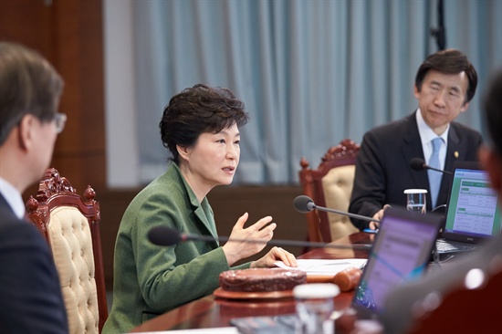 박근혜 대통령이 17일 열린 국무회의에서 발언을 하고 있다.