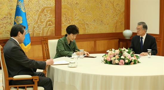 17일 오후 청와대에서 열린 여야대표 회동에서 새정치민주연합 문재인 대표가 발언하자 박근혜 대통령과 새누리당 김무성 대표가 메모하고 있다.