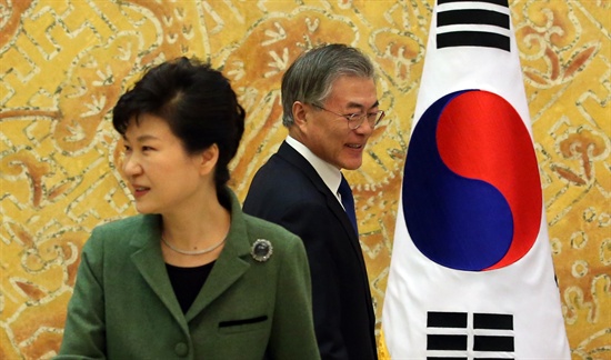 박근혜 대통령과 새정치 민주연합 문재인 대표가 17일 오후 청와대에서 열린 여야대표 회동에서 인사한 뒤 자리로 향하고 있다.