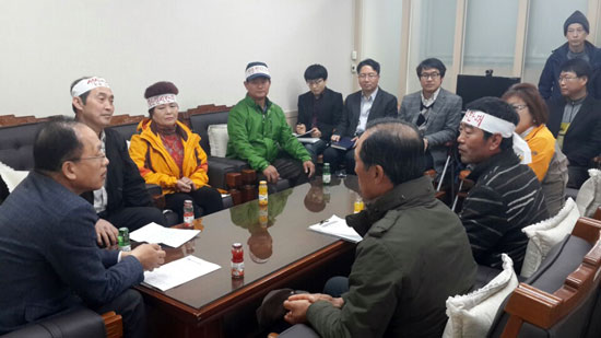 10여 명의 주민대표들과 대전충남녹색연합 양흥모 사무처장이 금강유역환경청 이규만 청장과 면담을 하고 있다.