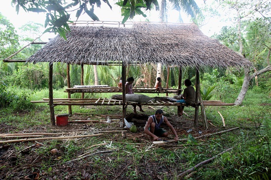 가족이 함께 니파 헛(필리핀 전통 오두막집) 짓는 모습