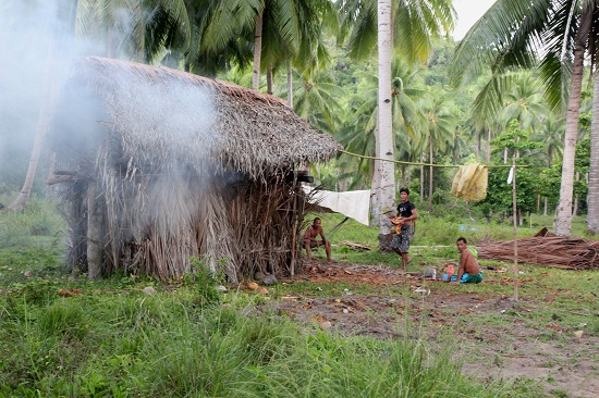 코코넛 기름 만들기 작업중인 사람들.