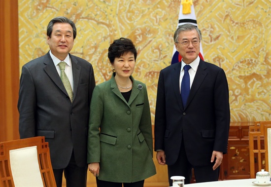박근혜 대통령이 17일 오후 청와대에서 열린 여야대표 회동에서 새누리당 김무성 대표, 새정치민주연합 문재인 대표와 인사한 뒤 기념촬영하고 있다.