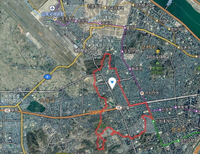 서울시 양천구 신월동의 위성사진(붉은 테두리). 북서쪽에 김포국제공항이 보인다. 네이버 지도.