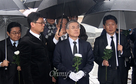 새정치민주연합 문재인 대표가 18일 아침 경남 김해 봉하마을을 방문해 고 노무현 전 대통령 묘역을 참배했다.