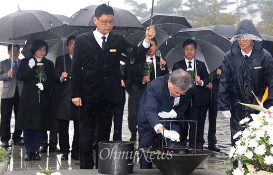 새정치민주연합 문재인 대표가 18일 아침 경남 김해 봉하마을을 방문해 고 노무현 전 대통령 묘역을 참배했다.