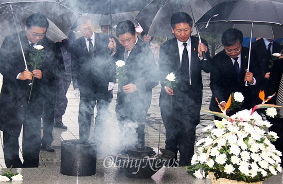 새정치민주연합 최고위원들이 18일 아침 경남 김해 봉하마을을 방문해 고 노무현 전 대통령 묘역을 참배하면서 헌화분향하고 있다.