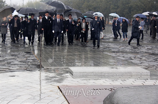새정치민주연합 문재인 대표가 18일 아침 경남 김해 봉하마을을 방문해 고 노무현 전 대통령 묘역을 참배하며 너럭바위로 이동하고 있다.