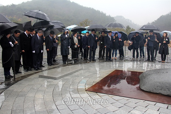 새정치민주연합 문재인 대표가 18일 아침 경남 김해 봉하마을을 방문해 고 노무현 전 대통령 묘역을 참배하며 너럭바위에서 묵념하고 있다.