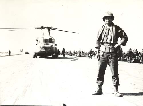 1971년 초 베트남 전장의 미군 헬기장에서. 대부대작전에 참가하여 정글에 투입되기 전 마지막 사진일지도 모른다는 생각을 하며 촬영에 임했다.   