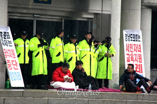  경남 학교 무상급식 중단 여부와 관련된 '서민자녀교육지원 조례안'을 다룰 경남도의회 임시회 본회의가 19일 열릴 예정인 가운데, 여영국 의원은 18일 사흘째 현관 앞에서 '조례 폐기' 등을 요구하며 단식농성하고, 그 뒤에 경찰이 배치되어 현관문을 지키고 있다.