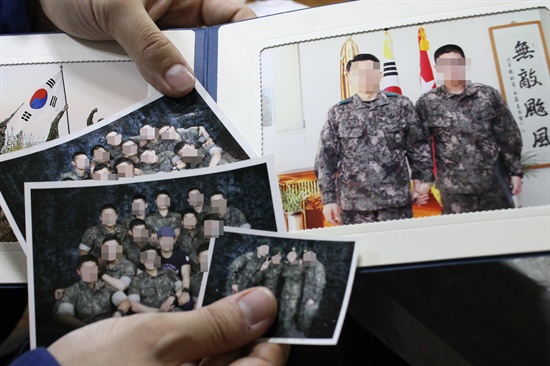 윤 일병 사망 사고의 최초 고발자, 김재량(24)씨가 21개월간 군생활하면서 찍은 동료들과의 사진이다. 오른쪽은 전역을 앞두고 전출 부대 대대장과 찍은 기념사진이다. 