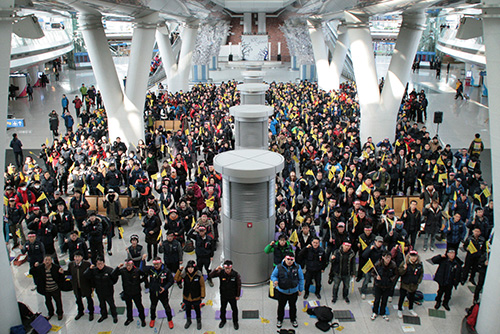 공공운수노조 인천공항지역지부 조합원들이 2013년 12월 11일 열린 파업 집회에서 근속수당과 명절수당 도입, 고용보장 등을 요구하고 있다.