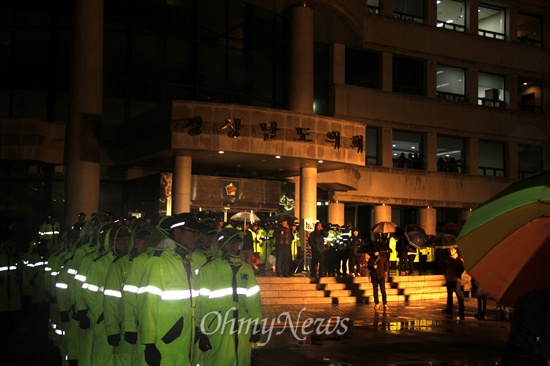 18일 저녁 비가 내리는 가운데, 경찰은 경남도의회에 대규모 경찰력을 투입해, 의사당 2층 상황실을 점거하고 있는 학부모들을 강제진압했다.