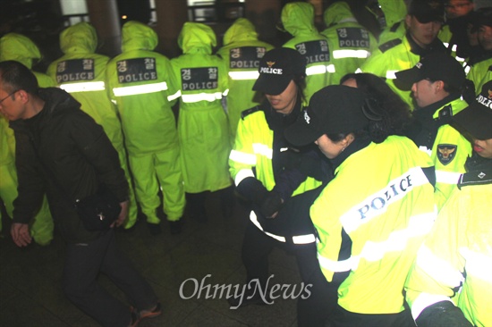 18일 오후 9시경, '무상급식 중단 철회'를 내걸고 경남도의회 2층 상황실을 이틀째 점거하고 있던 학부모들이 경찰에 의해 강제연행되었다.