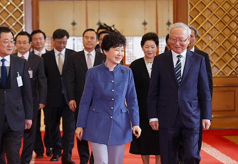 박근혜 대통령이 18일 오후 청와대에서 이병호 신임 국정원장에게 임명장을 수여한 후 환담장으로 향하고 있다.