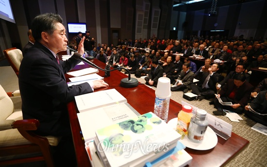 지만원 시스템클럽 대표가 19일 오후 서울 중구 프레스센터에서 열린 5.18역사의진실대국민보고회에서 "5.18은 북한군 600명이 주도했고, 광주에 민주화 운동은 없었다"며 "민주화는 공산주의자들이 주도한 적화운동"라고 주장했다.