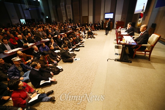 지만원 시스템클럽 대표가 19일 오후 서울 중구 프레스센터에서 열린 5.18역사의진실대국민보고회에서 "5.18은 북한군 600명이 주도했고, 광주에 민주화 운동은 없었다"고 주장하고 있다. 