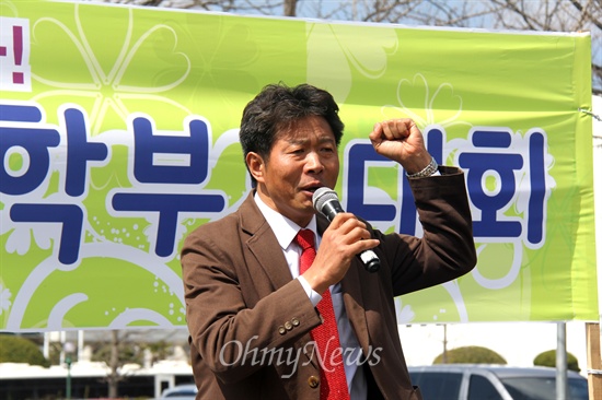  무상급식 중단 철회 등을 내걸고 나흘 동안 경남도의회 현관 앞에서 단식농성했던 여영국 의원이 발언하고 있다.