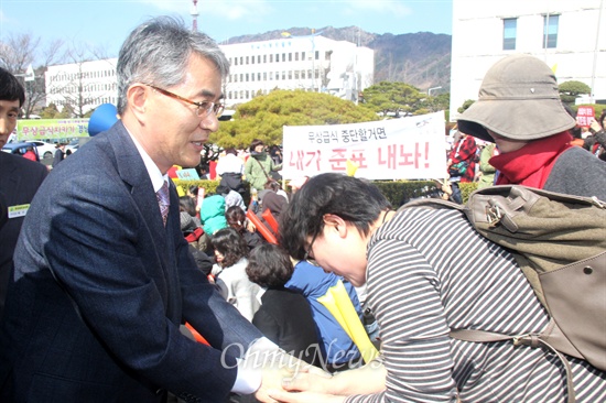 박종훈 교육감이 의사당 안으로 들어가기 전 학부모들과 인사를 나누고 있다.