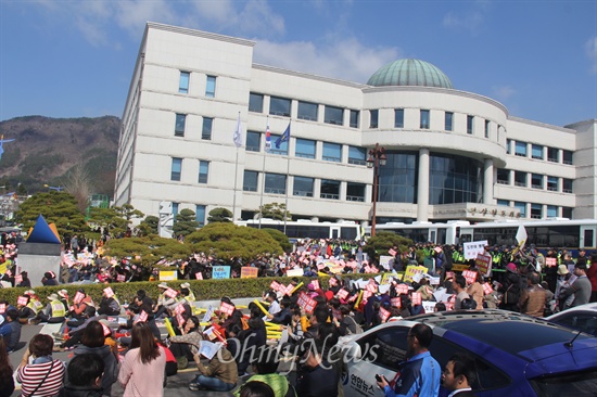 경남도의회가 19일 오후 학교 무상급식 예산 지원 중단 여부와 관련된 결정을 앞두고, 친환경무상급식지키기 경남운동본부는 이날 오후 1시 경남도의회 앞에서 "무상급식 지키기 학부모대회"를 열었다.