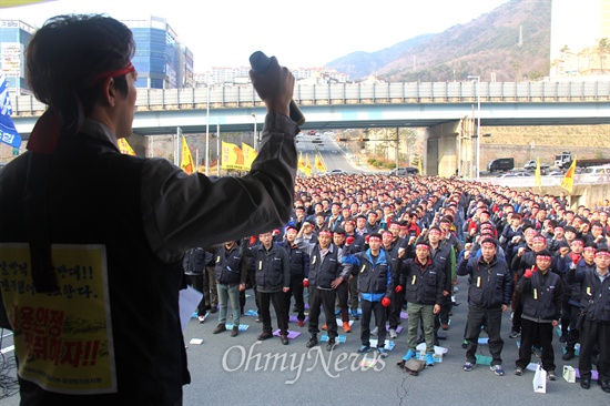  전국금속노동조합 경남지부 삼성테크윈지회는 19일 오후 삼성테크윈 창원2사업장 앞에서 "일방매각 철회, 불법사찰 규탄, 부당징계 철회, 부당노동행위 중단 결의대회"를 열었다.