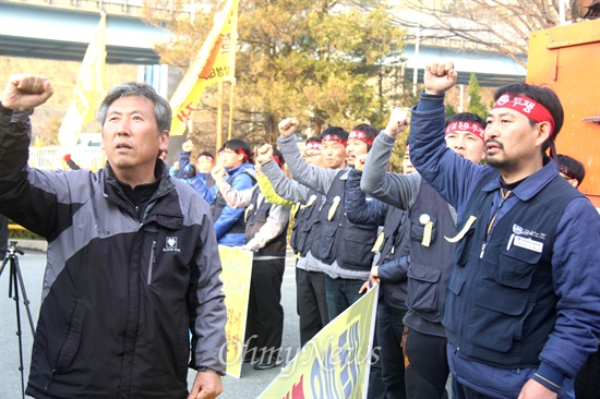  전국금속노동조합 경남지부 삼성테크윈지회는 19일 오후 삼성테크윈 창원2사업장 앞에서 "일방매각 철회, 불법사찰 규탄, 부당징계 철회, 부당노동행위 중단 결의대회"를 열었는데, 윤종균 지회장(오른쪽)과 김재명 민주노총 경남본부장(왼쪽)이 구호를 외치고 있다.