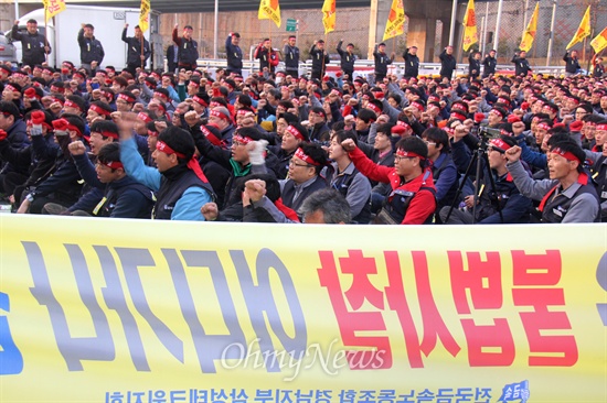 전국금속노동조합 경남지부 삼성테크윈지회는 19일 오후 삼성테크윈 창원2사업장 앞에서 "일방매각 철회, 불법사찰 규탄, 부당징계 철회, 부당노동행위 중단 결의대회"를 열었는데, 참가자들이 "대를 이은 불법사찰 어디가나 집안내력"이라는 펼침막을 걸어놓고 구호를 외치고 있다.