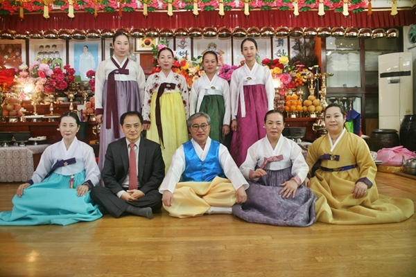 가족 이날 굿에 참여한 신의 가족들. 앞줄 좌측인 송미영. 악사, 중앙이 신아버지 고성주, 그 옆에 송미영의 신언니와 신동생. 그리고 뒷줄은 신조카들이다.