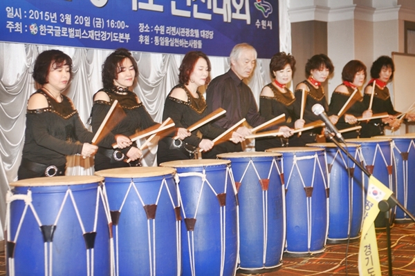 송죽동 타글타글 난타 동아리 회원들이 무음악으로 공연을 하고 있다 