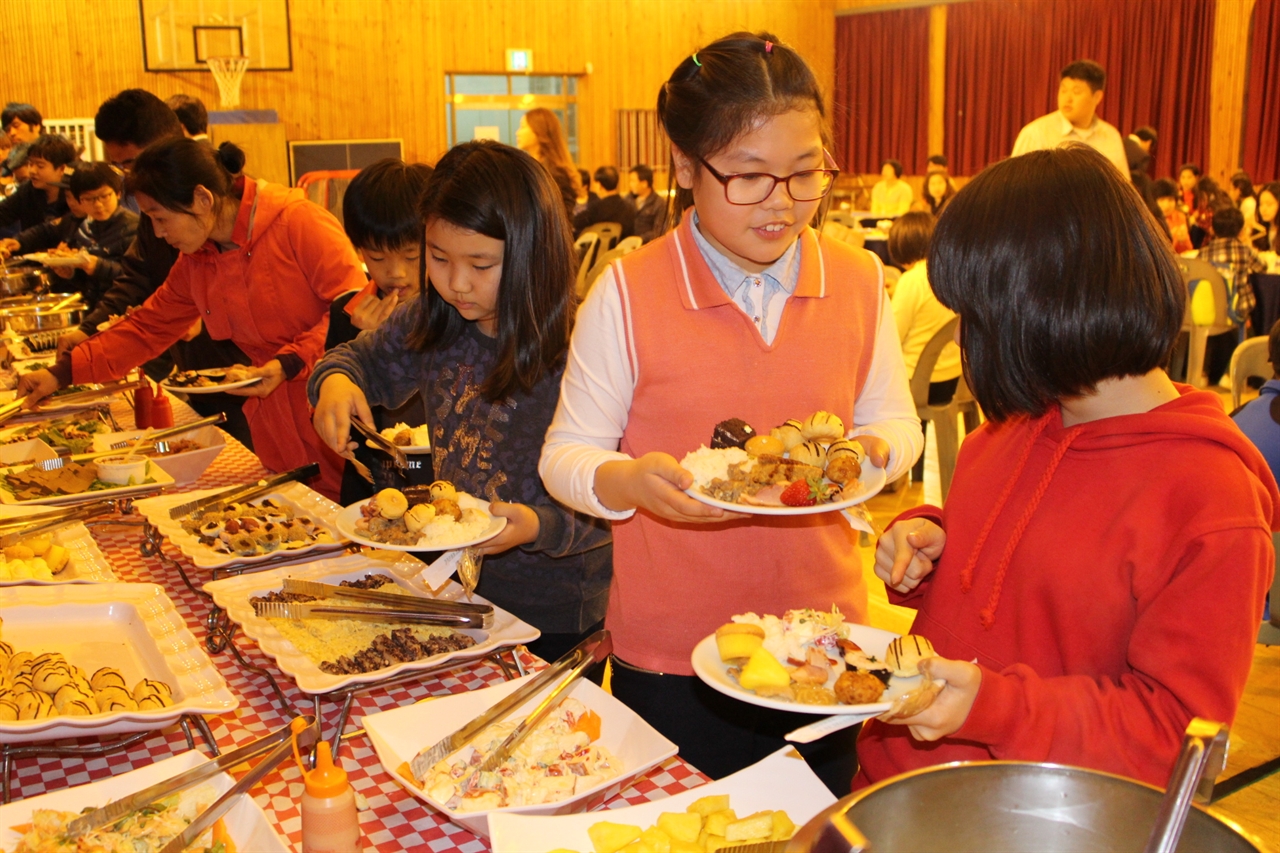 맛있는 저녁밥부터 먹고 저녁 6시 30분부터 출장뷔페 음식을 고르는 행복한 모습