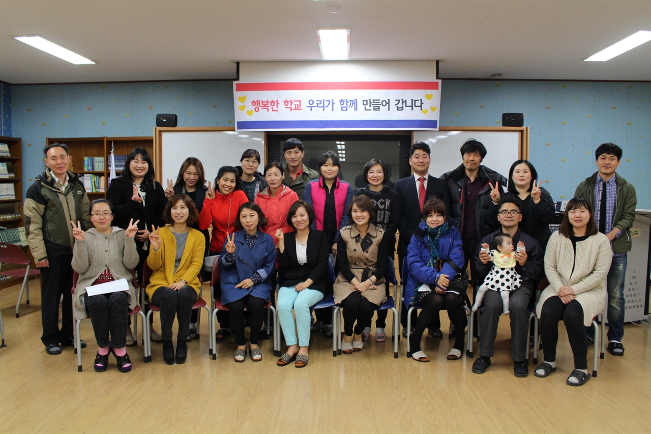 몇 분이 식사 후 가시긴 했지만 초등학생수 56명 29세대 학교에서 이렇게 많이 모였답니다.