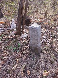 가야산의 남연군묘 주변에 과거 조선왕실의 토지임을 표시하는 이산표석