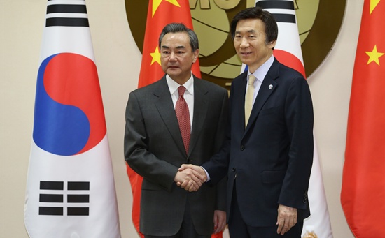 윤병세 외교부 장관(오른쪽)과 왕이 중국 외교부장이 21일 오전 서울 도렴동 외교부에서 열린 한·중 외교장관회담에서 악수하고 있다. 