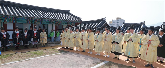  공기 제2566년 향교 춘기 석전제가 22일 오전 10시 함양향교와 안의향교에서 100여명의 유림 등이 참석한 가운데 열렸다.