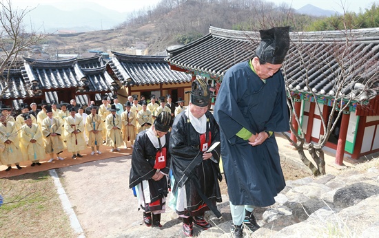  공기 제2566년 향교 춘기 석전제가 22일 오전 10시 함양향교와 안의향교에서 100여명의 유림 등이 참석한 가운데 열렸다.