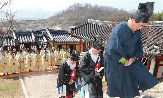  공기 제2566년 향교 춘기 석전제가 22일 오전 10시 함양향교와 안의향교에서 100여명의 유림 등이 참석한 가운데 열렸다.