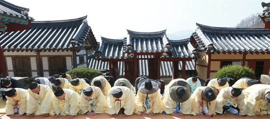  공기 제2566년 향교 춘기 석전제가 22일 오전 10시 함양향교와 안의향교에서 100여명의 유림 등이 참석한 가운데 열렸다.