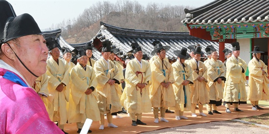  공기 제2566년 향교 춘기 석전제가 22일 오전 10시 함양향교와 안의향교에서 100여명의 유림 등이 참석한 가운데 열렸다.