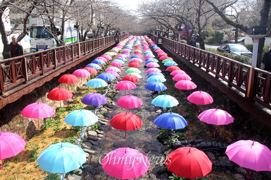 군항제를 열흘 정도 앞둔 22일 경남 창원시가지에 벚꽃이 망울을 터뜨리기 시작한 가운데, 벚꽃터널로 유명한 여좌천에는 '우산 조명등'이 설치되어 있다.