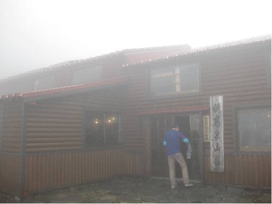 호타카산장을 이른 아침 6시에 출발하려고 하니 폭풍우가 우리 산악회를 길을 가로막았다. 그럼에도 하산을 강행하였다.