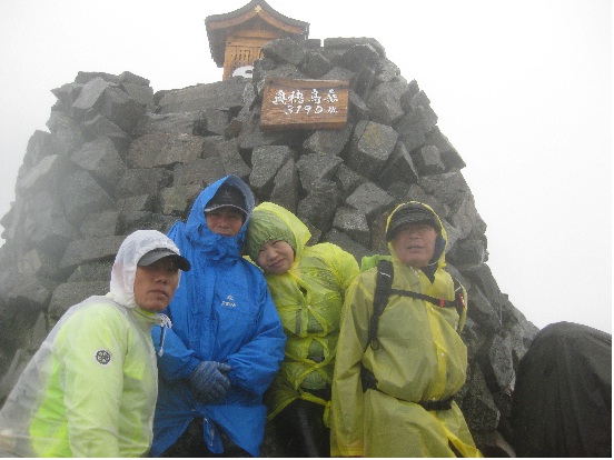 호쿠호다카다케(3190m)에서 회원들을 몇 명씩 돌아가면서 기념 촬영을 해주다.
