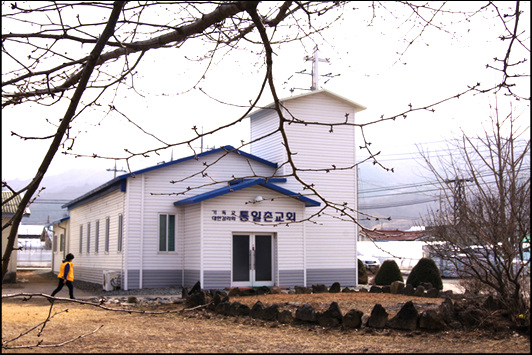 유골리 마을에 아주 작은 통일촌 교회 정겨운 모습이다.
