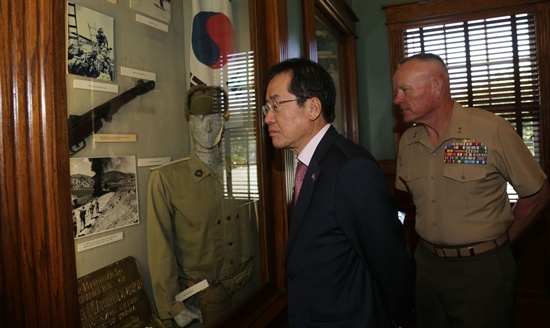 미국을 방문하고 있는 홍준표 경남지사는 3월 20일 캘리포니아주 펜들턴에 소재한 미해병대 제1사단을 방문해, 한국전쟁 당시 낙동강전투와 관련한 기념품을 둘러보았다.