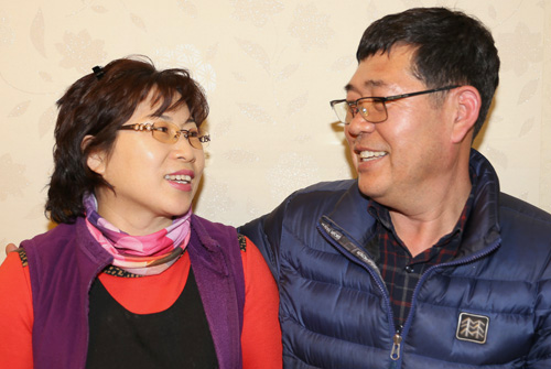 개인 1억원 기부 클럽인 '아너 소사이어티' 회원이 된 차정례씨와 김경수씨 부부. 김씨 부부가 서로 쳐다보며 이야기를 나누고 있다.