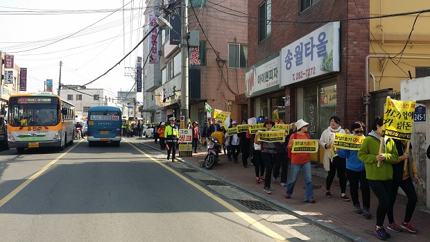 탈핵에너지 교수모임과 불교생명윤리협회, 초록교육연대 회원 등이 서울에서 탈핵희망버스를 타고 내려와 울산시민들과 함께 북구 거리를 행진하고 있다.