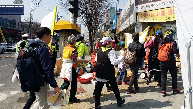 탈핵희망 행진단은 월성1호기 폐쇄를 요구하면 울산 북구에서 열리는 오일장터를 돌면서 시민들의 동참을 호소하였다.